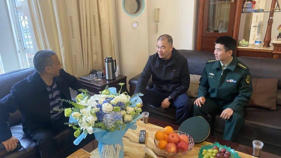 在张啸家中,李多瑜与张啸及其军属进行了亲切交流,深入了解了军属的