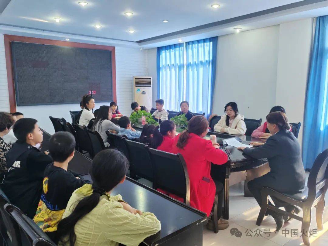 忠县3月25日,忠州街道白桥溪社区关工委"五老",开展"唱红歌 学党史"