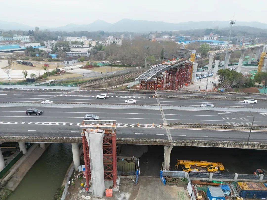 200吨钢箱梁在空中行走中建五洲参建的建宁西路过江通道b1标段c匝道