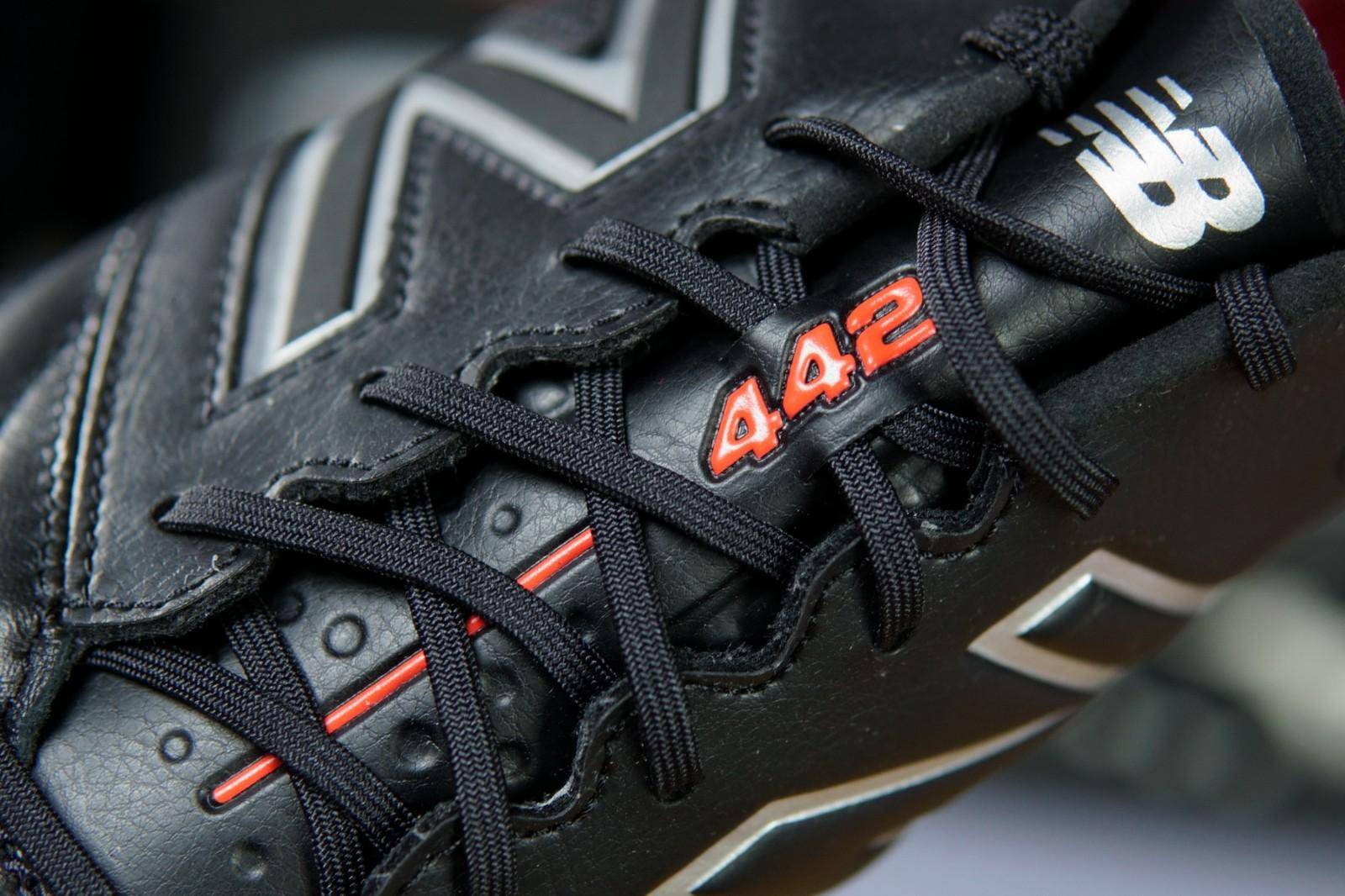 中后段拼接的人造革比真皮稍硬,配合橡胶的n字logo,能够起到足够的