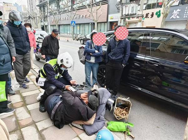 宝马临停"开门杀" 骑车老伯被撞倒_自行车_蒋荣_老人