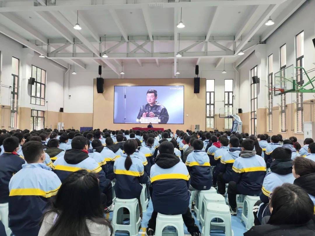 跨越成长 筑梦前行在八年级学生大会上,校长程俊明代表八年级全体老师