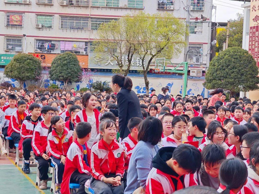 三月春光明媚,常宁市青年讲师团成员变身"老师"走进校园走上讲台,宜阳