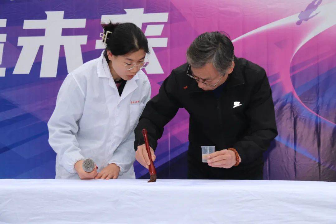 开幕式后,各年级的少先队员们在老师的带领下有序参观体验了各成员校