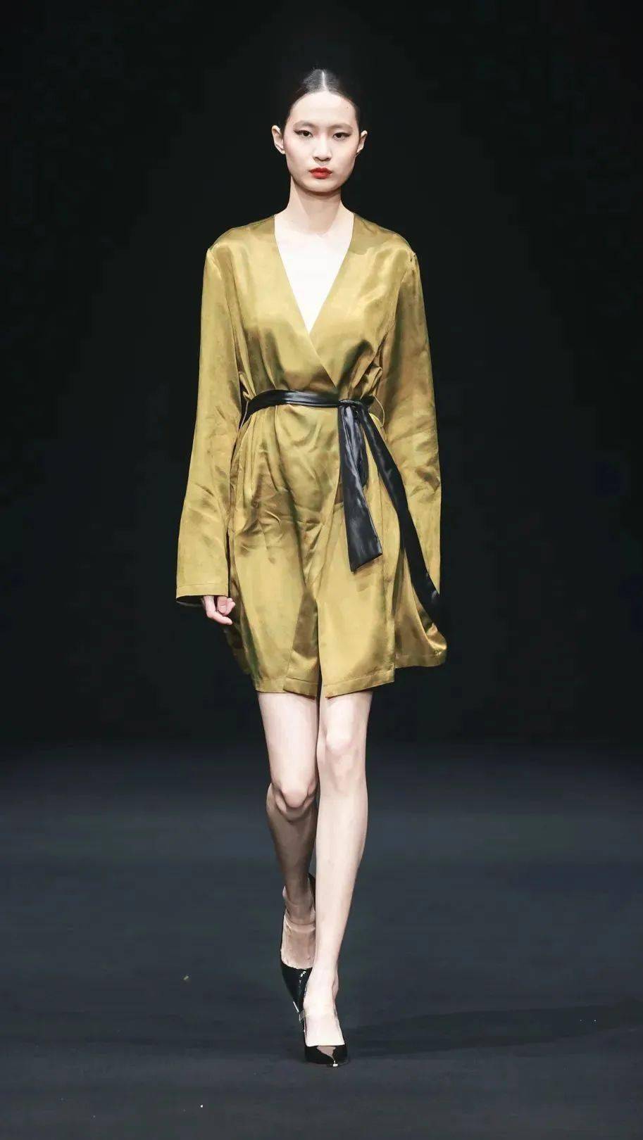 aidenyfeng主打以街头文化为核心的设计理念,服装上的工艺,结构与元素