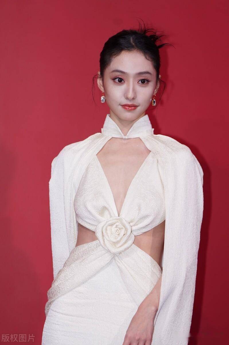 胡连馨出席活动 有点成熟女人了