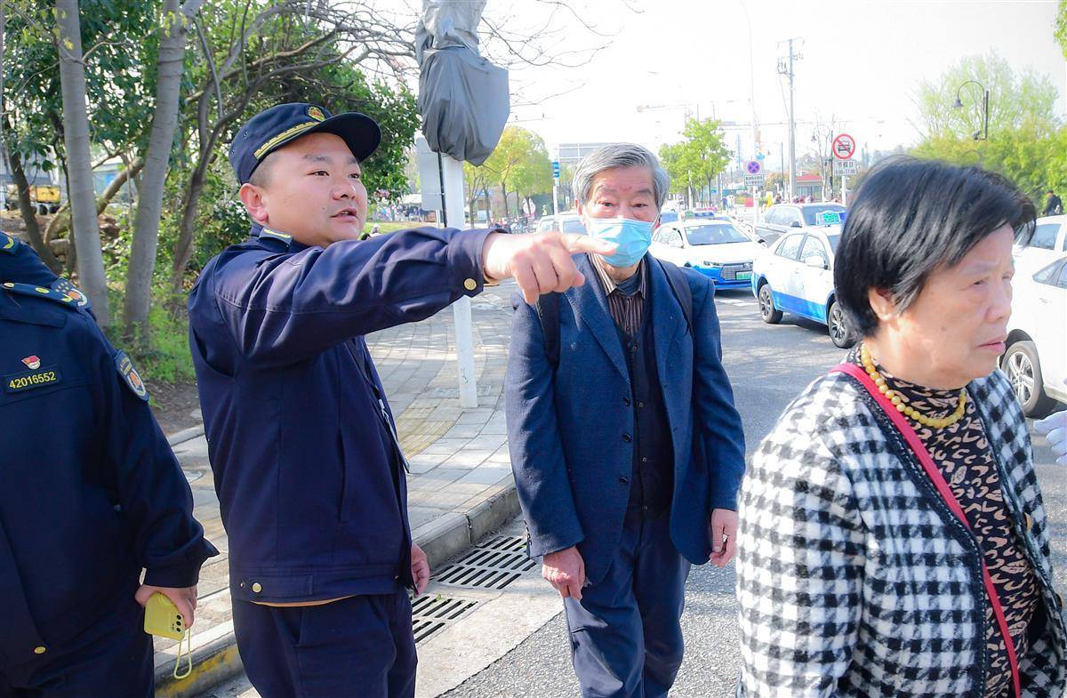 共建美好家园感谢有你提供人性化服务营造安全有序赏花环境东湖城管