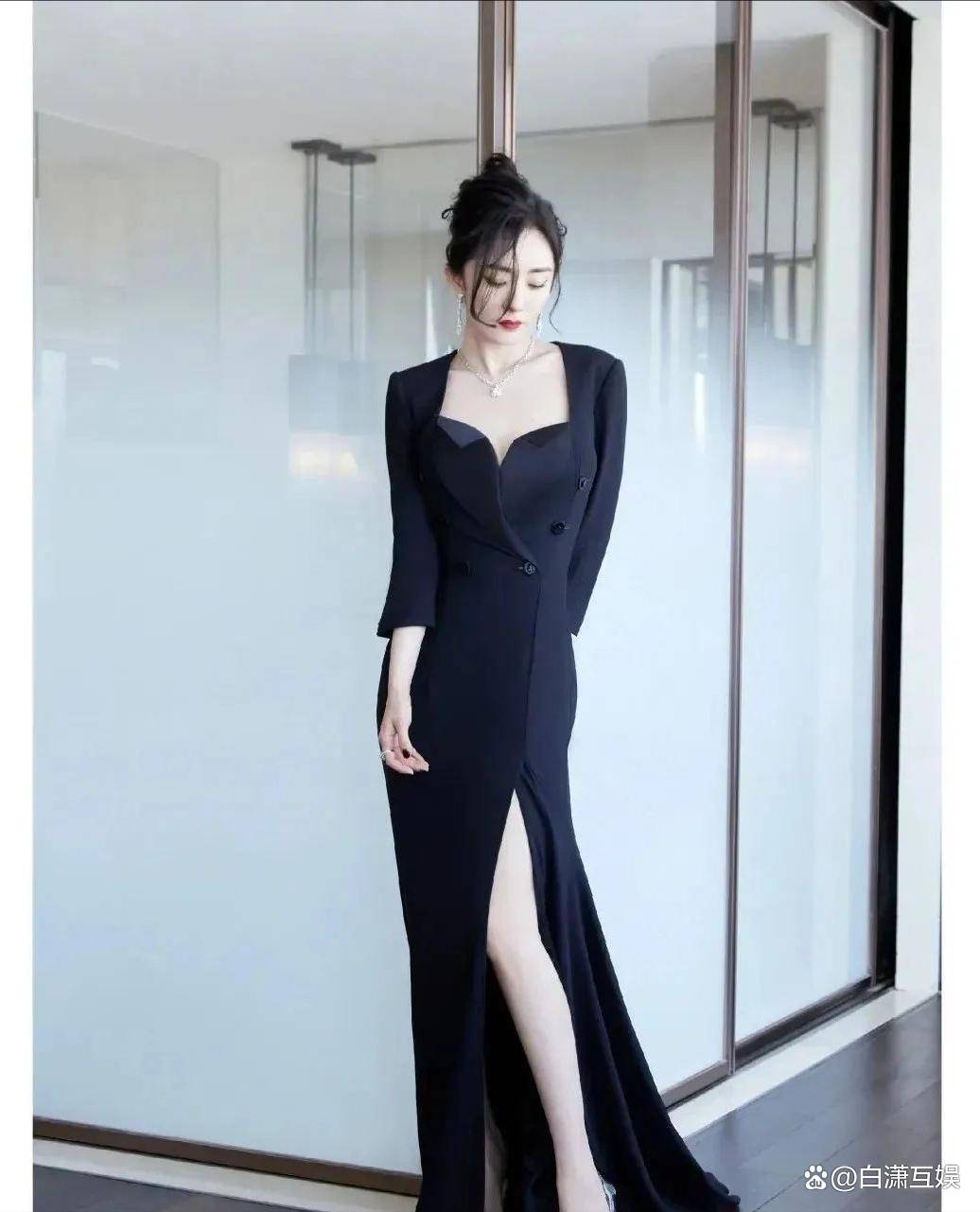 近日,中国影视界的风云人物杨幂以一身抹胸黑裙亮相活动,引起了广大
