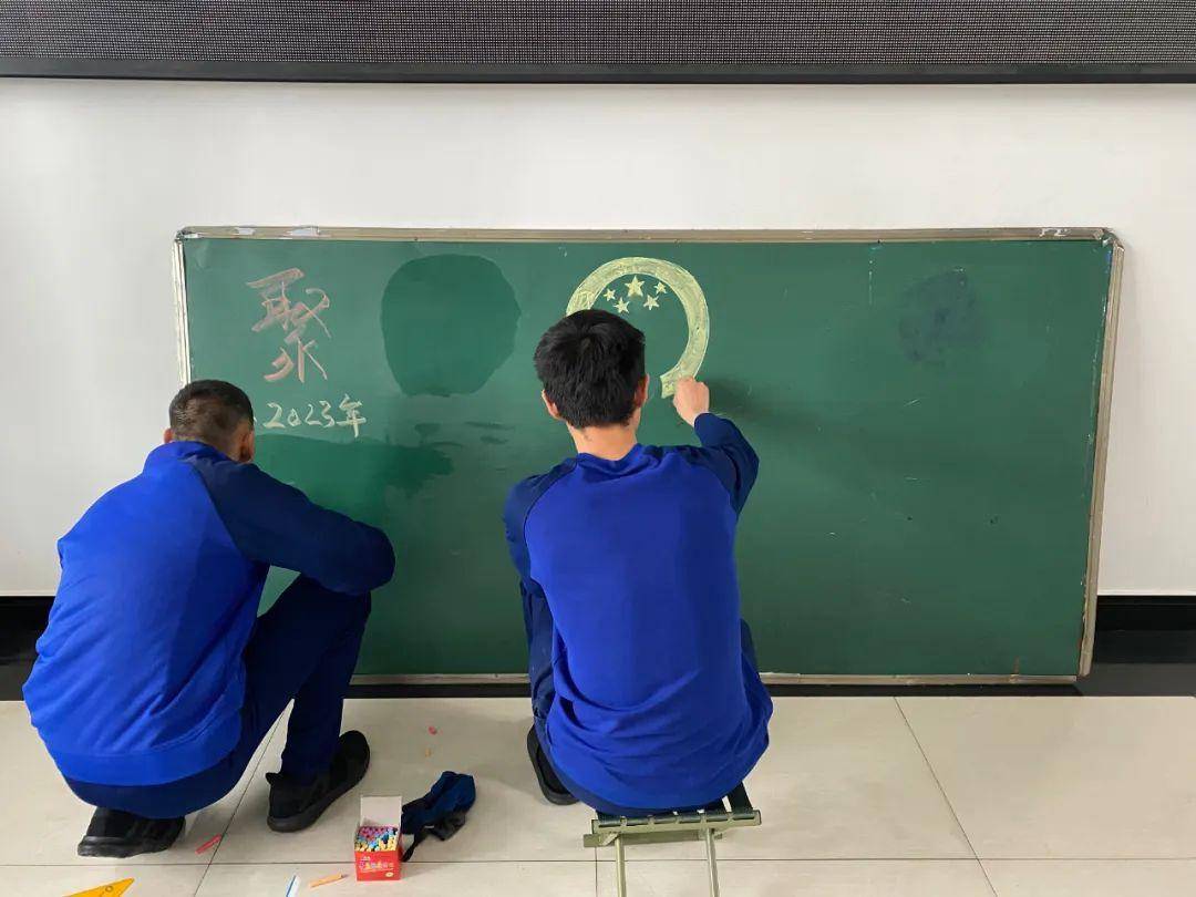 的系列辉煌,中间的消防员脊背挺拔如松,反应出无论何时何地都能保持着