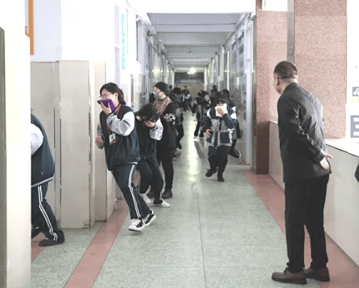 普及安全知识提高避险能力保定市职教中心作为试点单位开展消防应急