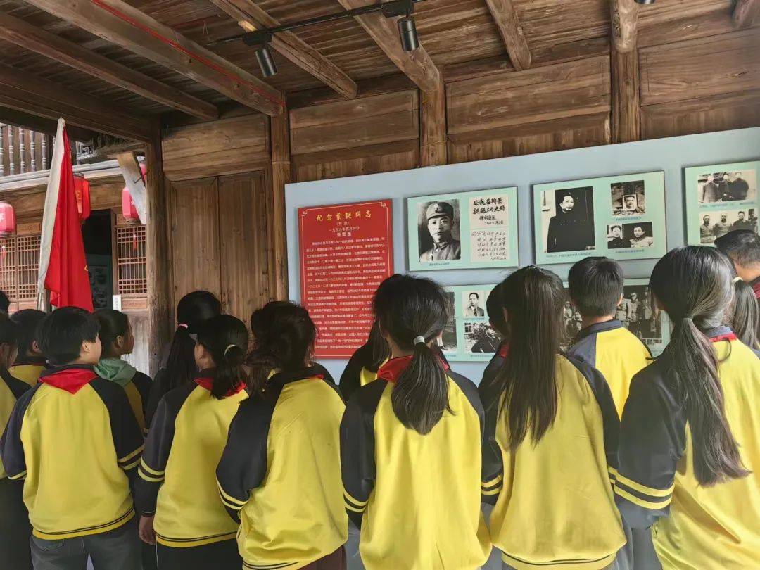 江西上饶各地广泛开展清明祭英烈活动_红色_革命英雄_万年县