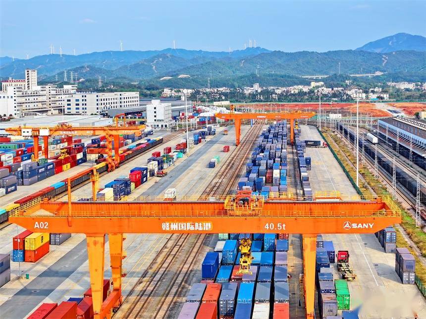 江西赣州南康区进出口货物集装箱装卸繁忙