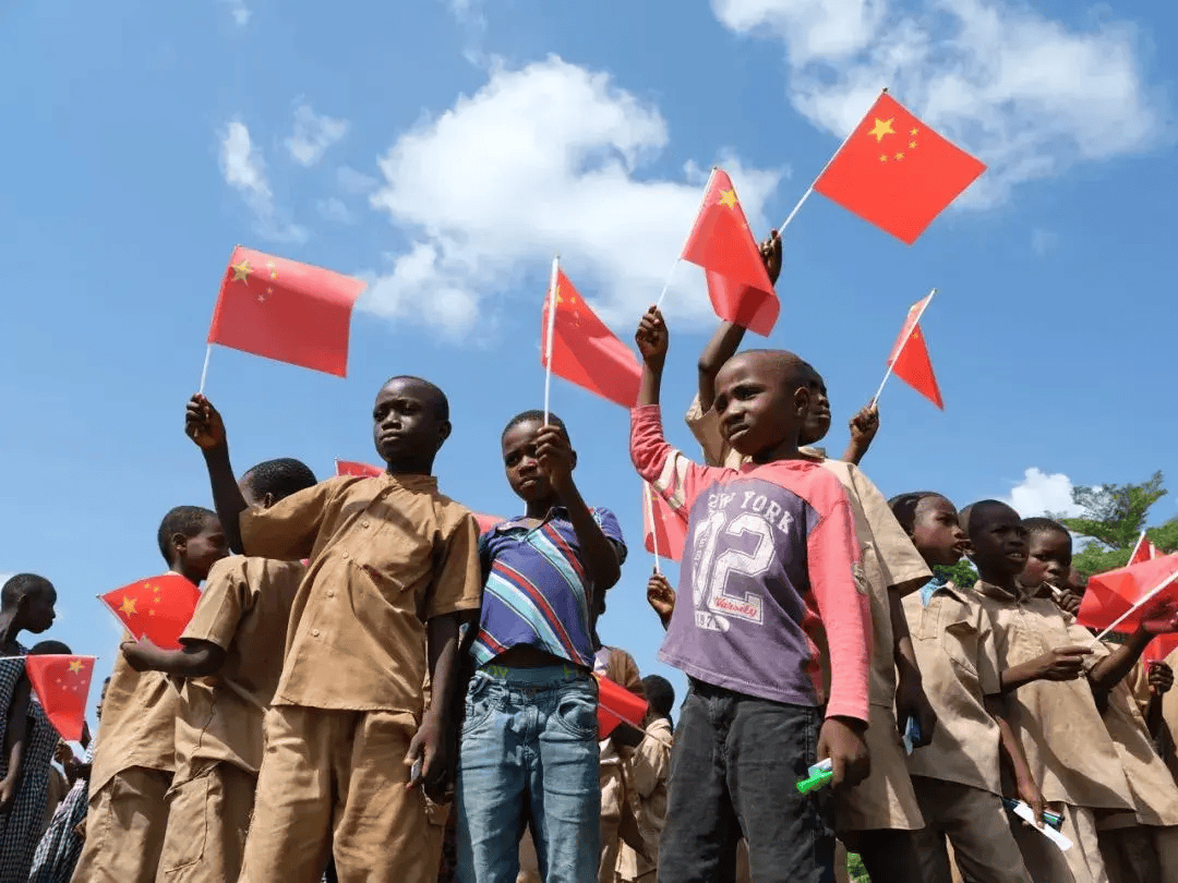 走进非洲行走的温暖胡延安摄影艺术展即将开幕