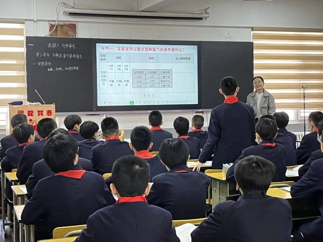 教师汇百舸争流展风采精雕细琢磨匠心