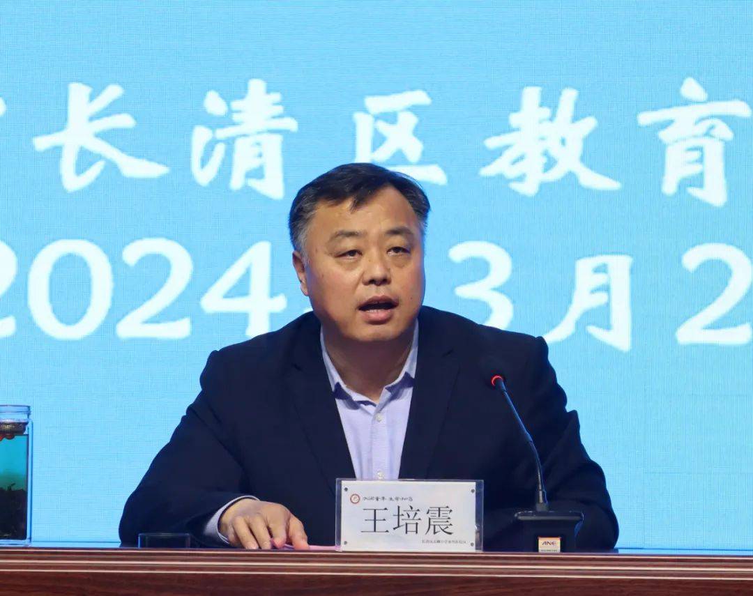 王培震在对五所学校汇报的点评中认为:石麟小学立足"全环境立德树人"