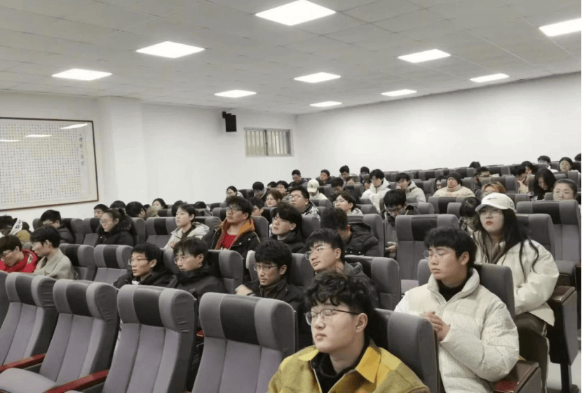 生就业工作推进会,年级辅导员张倩云老师介绍了往届毕业生的就业情况