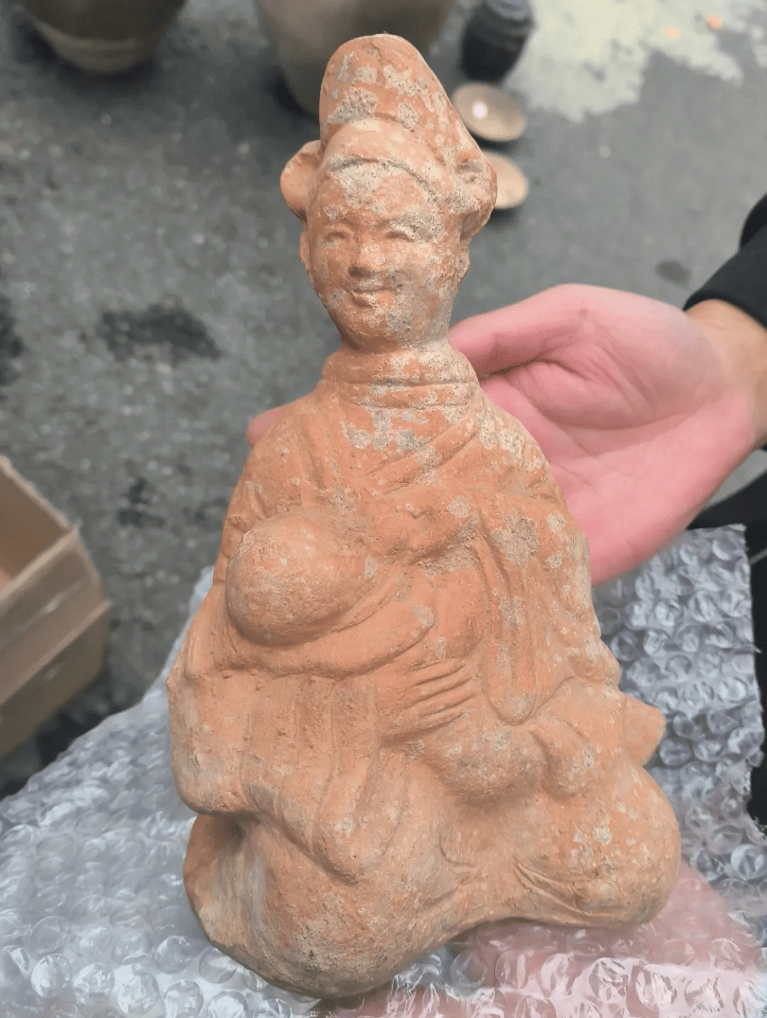 事实漆某某对其在古董市场遂对疑似文物进行扣押40余件物品古代陶器