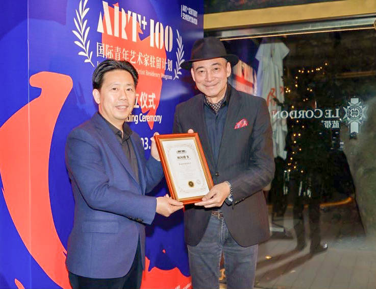 上海市松江区文化和旅游局局长金冬云向著名演员,跨界艺术家林栋甫