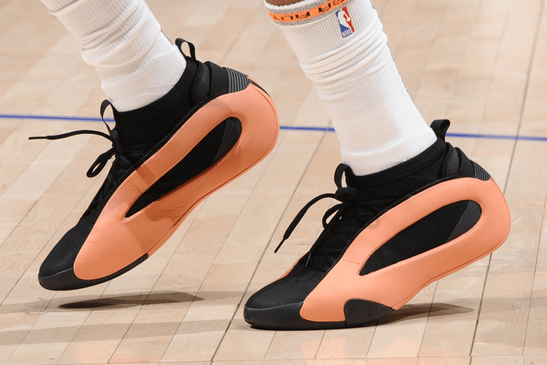 bernstein/nbae/getty images  左滑查看更多除了签名球鞋之外,adidas