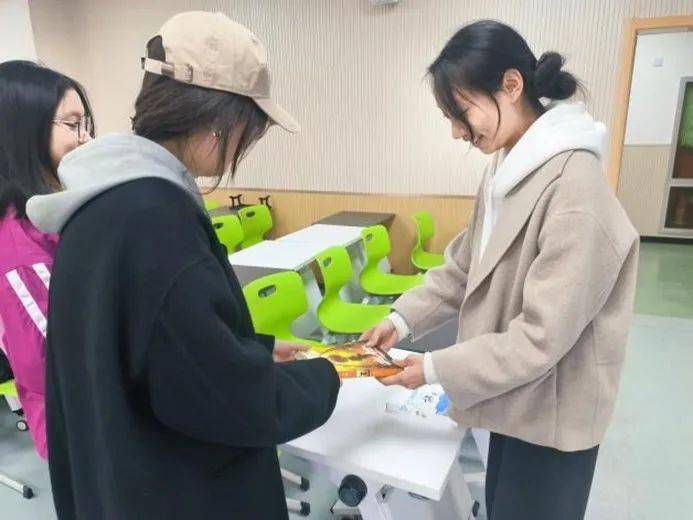 3月10日上午, 经济法学院2022级9班团支部开展"品红色经典,讲雷锋故事