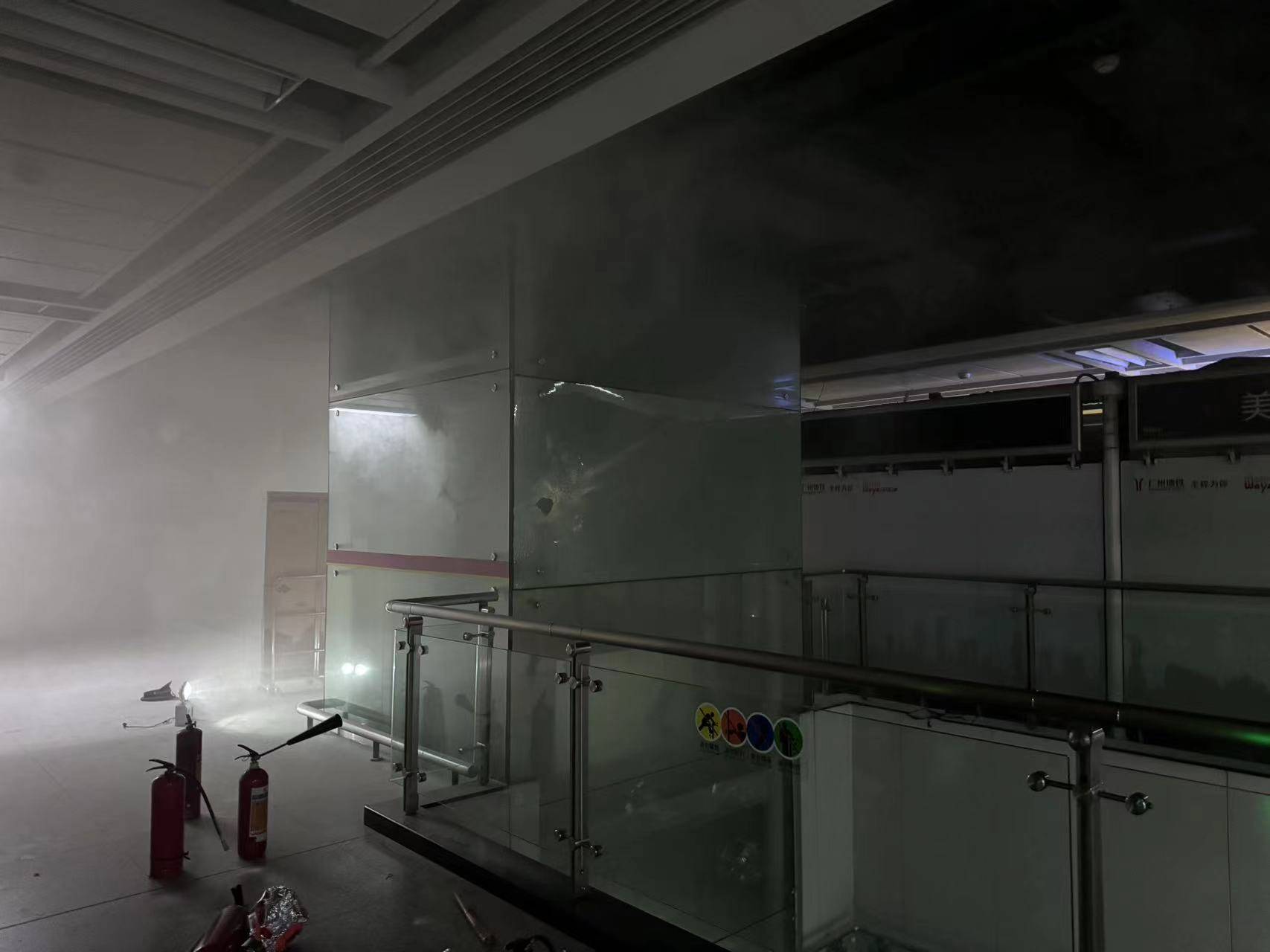 广州市桥地铁站设备故障冒烟教官出手救乘客凿玻璃灭烟