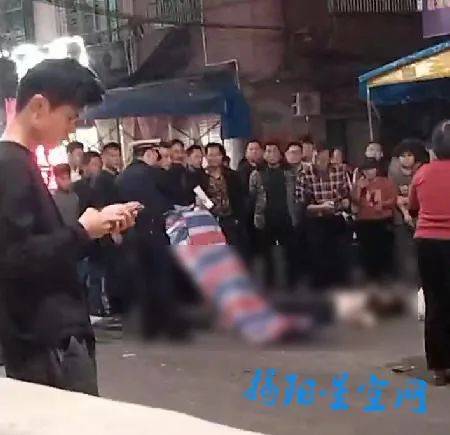 揭阳一路段发生车祸一男子当场被盖三色纸