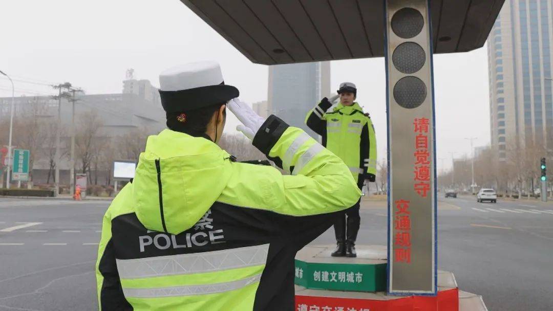 女交警做表率创城路上展巾帼风采