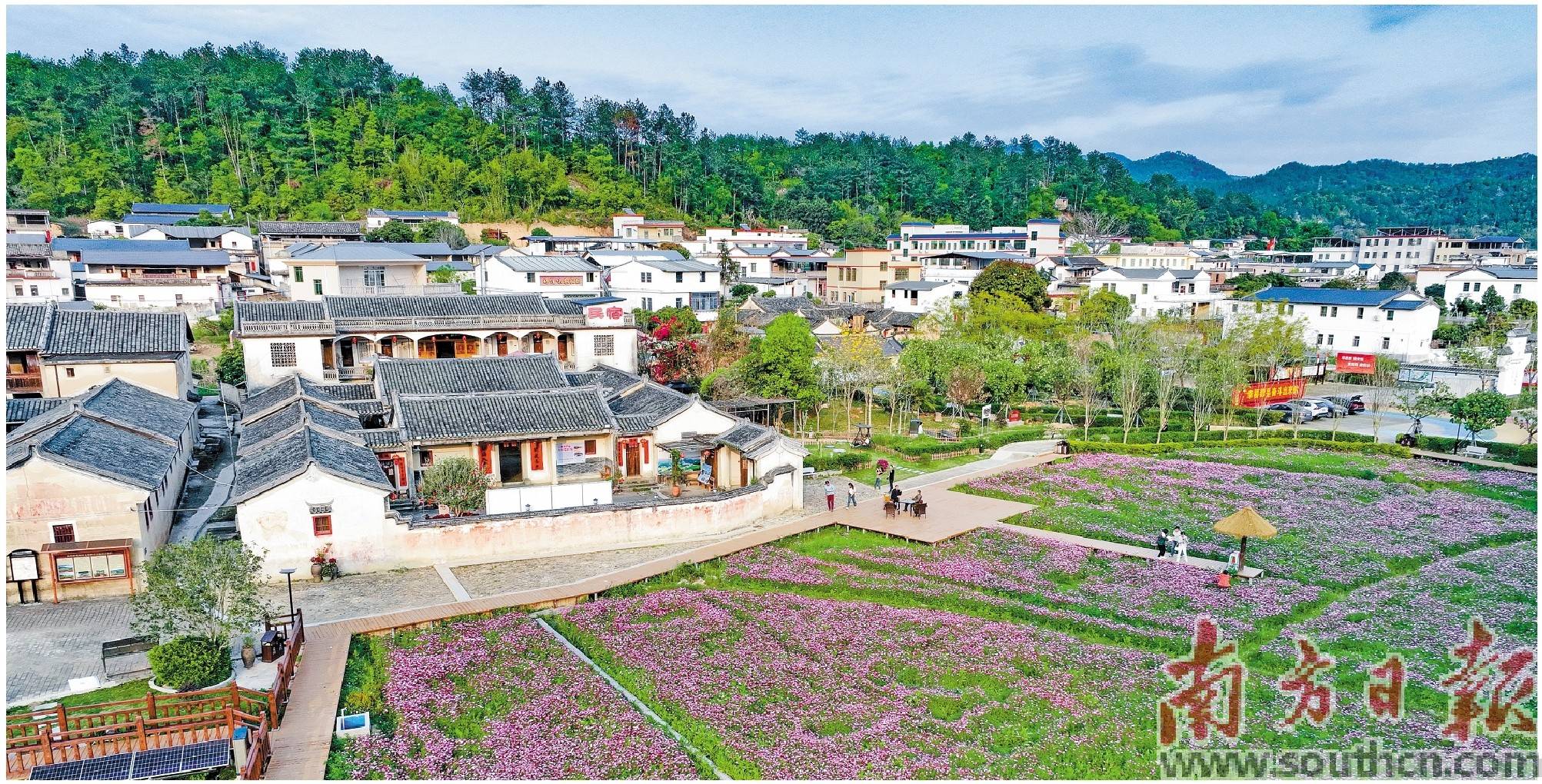 暖阳之下,各式客家古建筑与现代民居相得益彰,美术馆,展览馆,民宿等