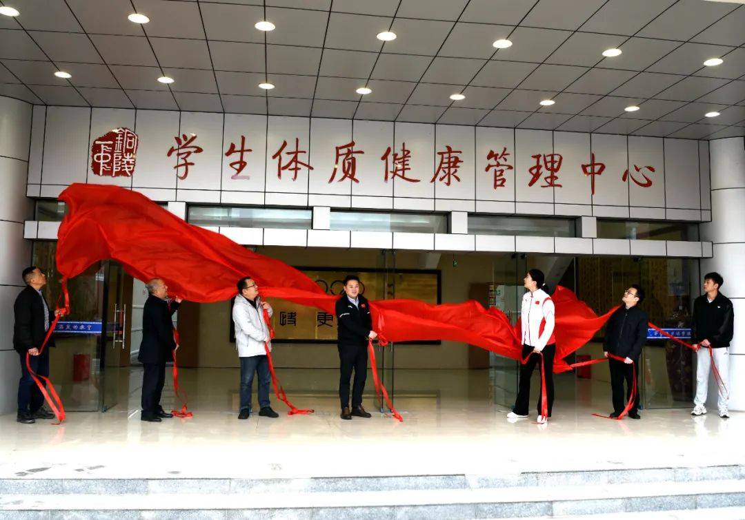 2008年北京奥运会蹦床冠军陆春龙和许安琪等共同为铜陵市第一中学体质