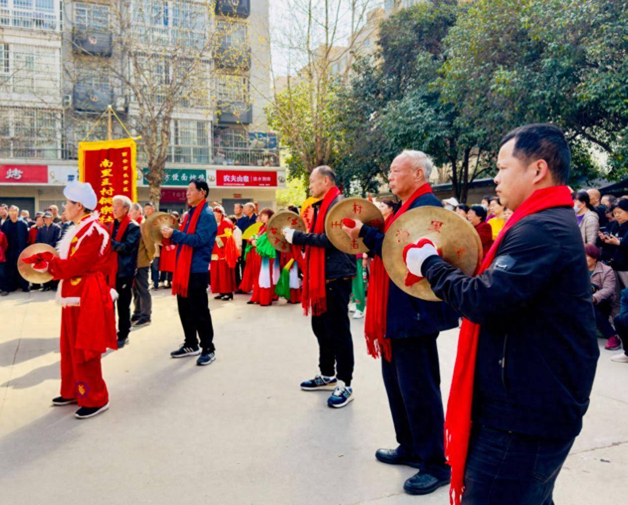 西安南里王村:威风锣鼓"鼓"出 乡村振兴精气神
