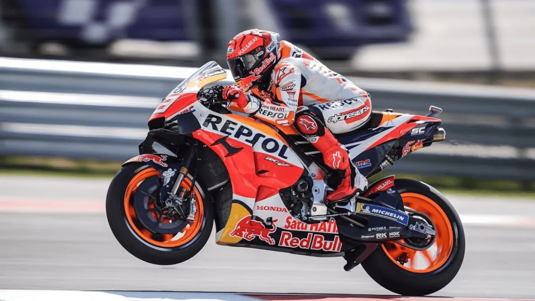 的油品供应商提供,像2020年开始便是由马来西亚的petronas提供汽油,最