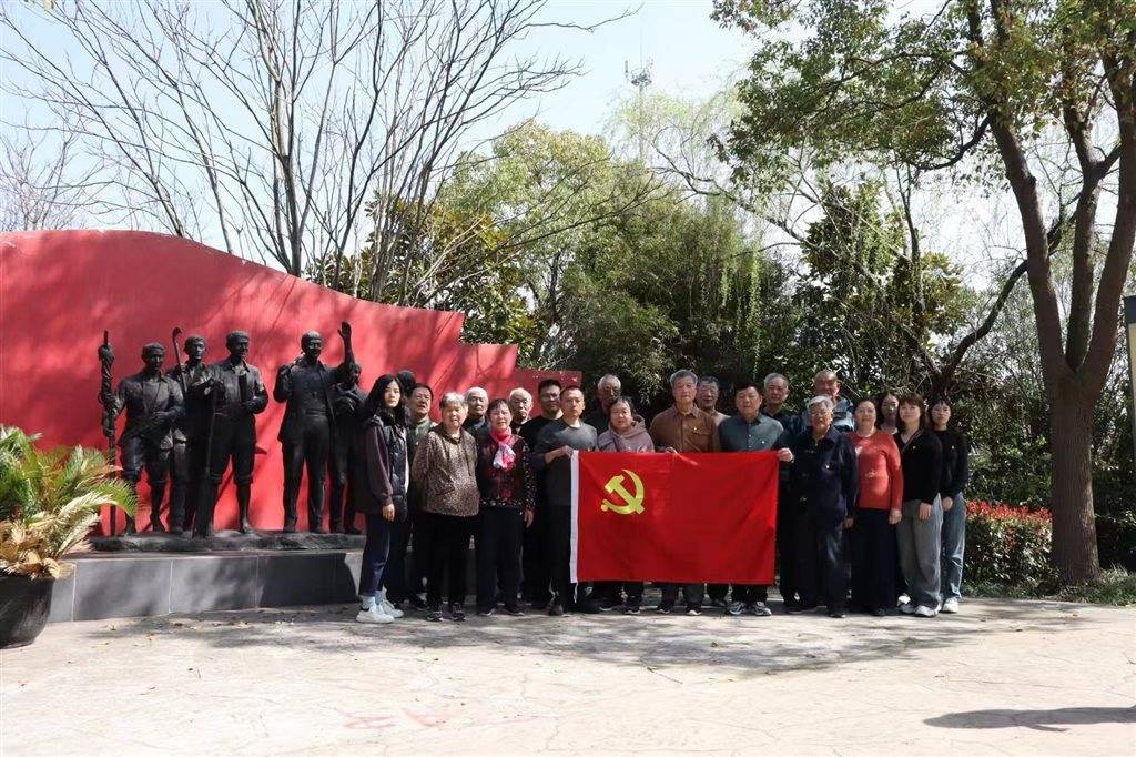 当天他们来到启东市王鲍烈士纪念馆接受红色教育,重温入党誓词,使党员