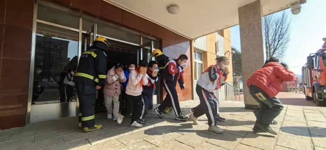 华中小学25中学知远小学周水子小学大连湾校区在实操环节,巡讲员现场
