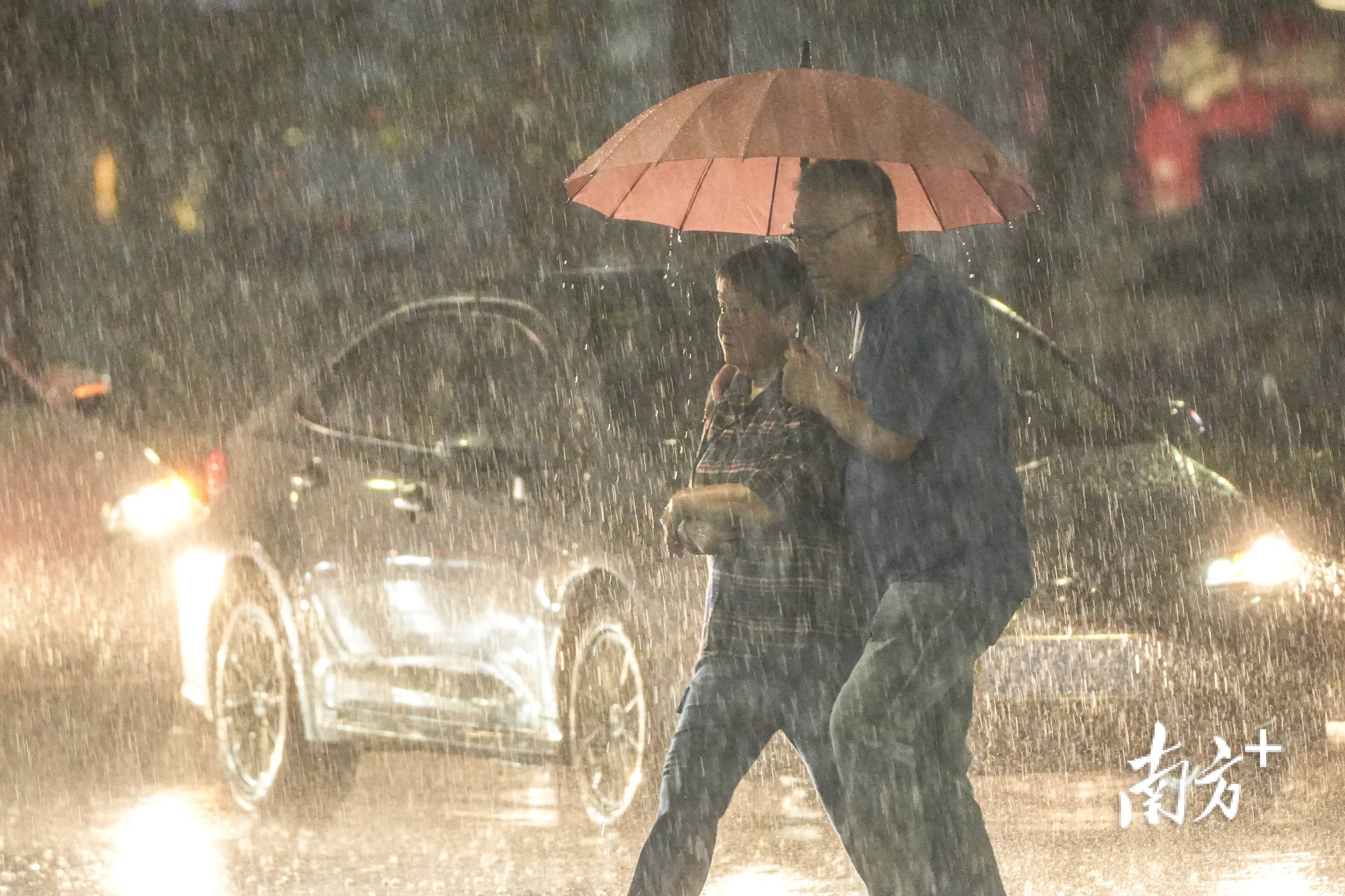 组图|佛山风雨夜行人_暴雨_市民_突遇