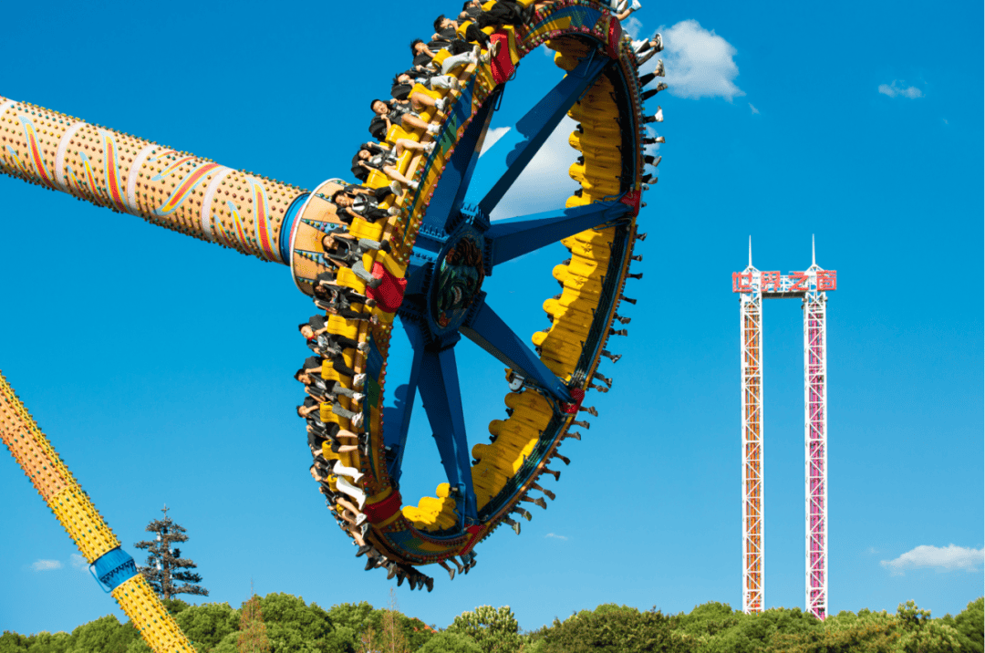 迎着春风放声尖叫,在游乐园尽情释放压力过山车,大摆锤,乘风破浪.