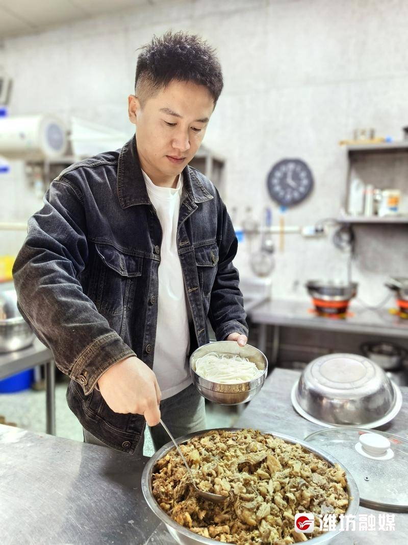 刘泽郡表示,想要抓住顾客的心,首先要抓住顾客的胃,不但要价格亲民