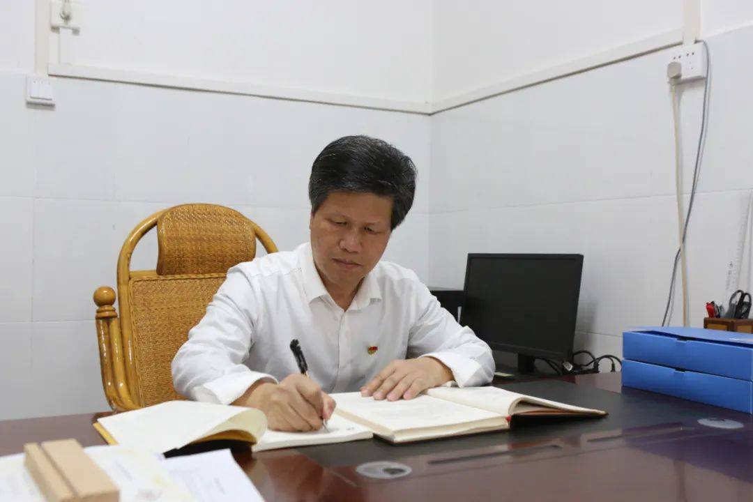 融水中学百年校庆丨校长何培源是领航舵手带领孩子们领略不同风景