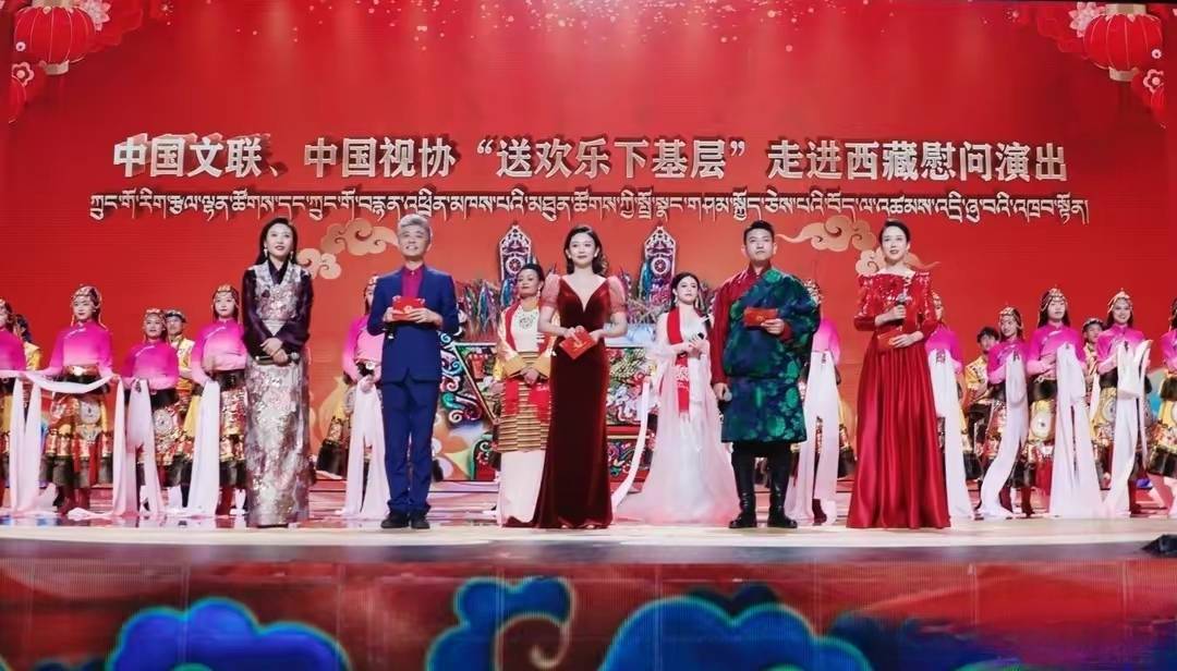 李七月亮相央视综艺频道主持2024年藏历春晚气场强大稳站c位