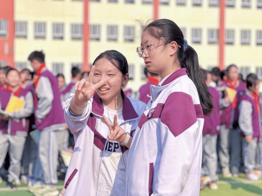 驰骋赛场青春飞扬我校初二年级团建活动