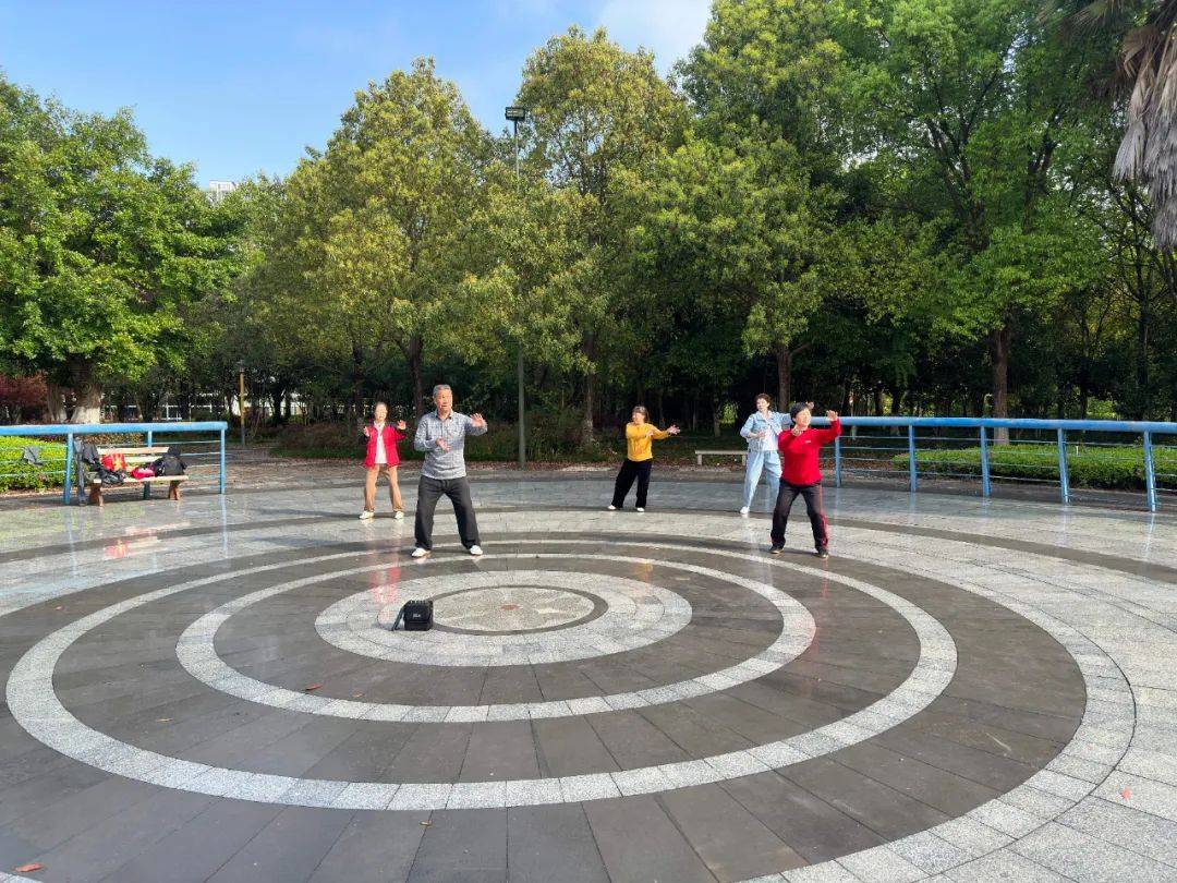 体育公园位于沙县城北新区,建于2011年,占地300多亩,分三大部分,自南