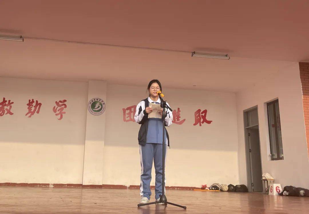 信丰中学召开高一年级第二次月考表彰暨期中考试动员大会