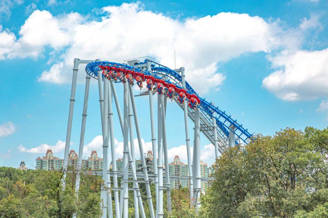 迎着春风放声尖叫,在游乐园尽情释放压力过山车,大摆锤,乘风破浪.