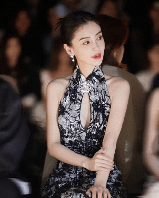 镂空装勾勒完美胸线,大秀性感美背_杨颖_旗袍_魅力