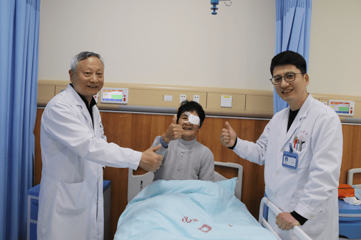 周开宁,周立光与王阿姨合影/医院供图据悉,周氏中医眼科自清朝光绪年
