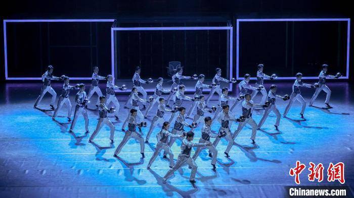 随着港口工人,龙门吊司机,技术研发工程师的逐一登场,在汽笛轰鸣中