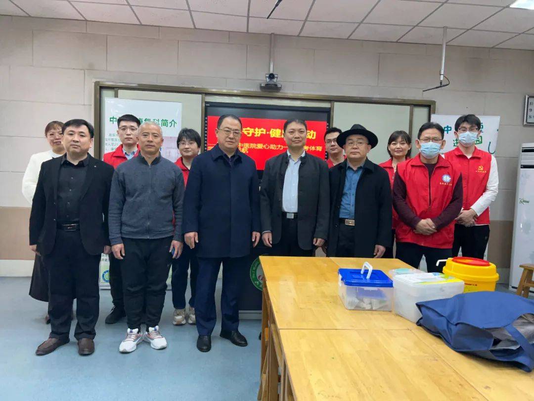 赵长涛主任,赵会娟副主任,王强副主任以及张海霞主治中医师等一行,在