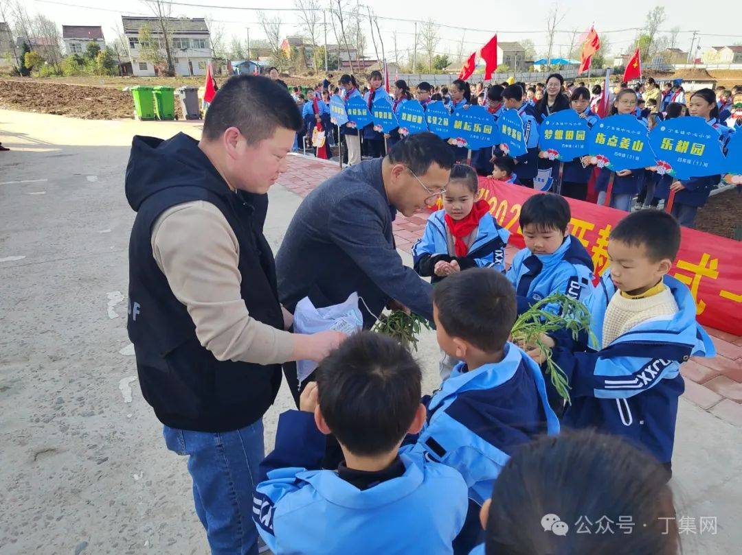 丁集镇中心小学举行了博耕园开耕仪式