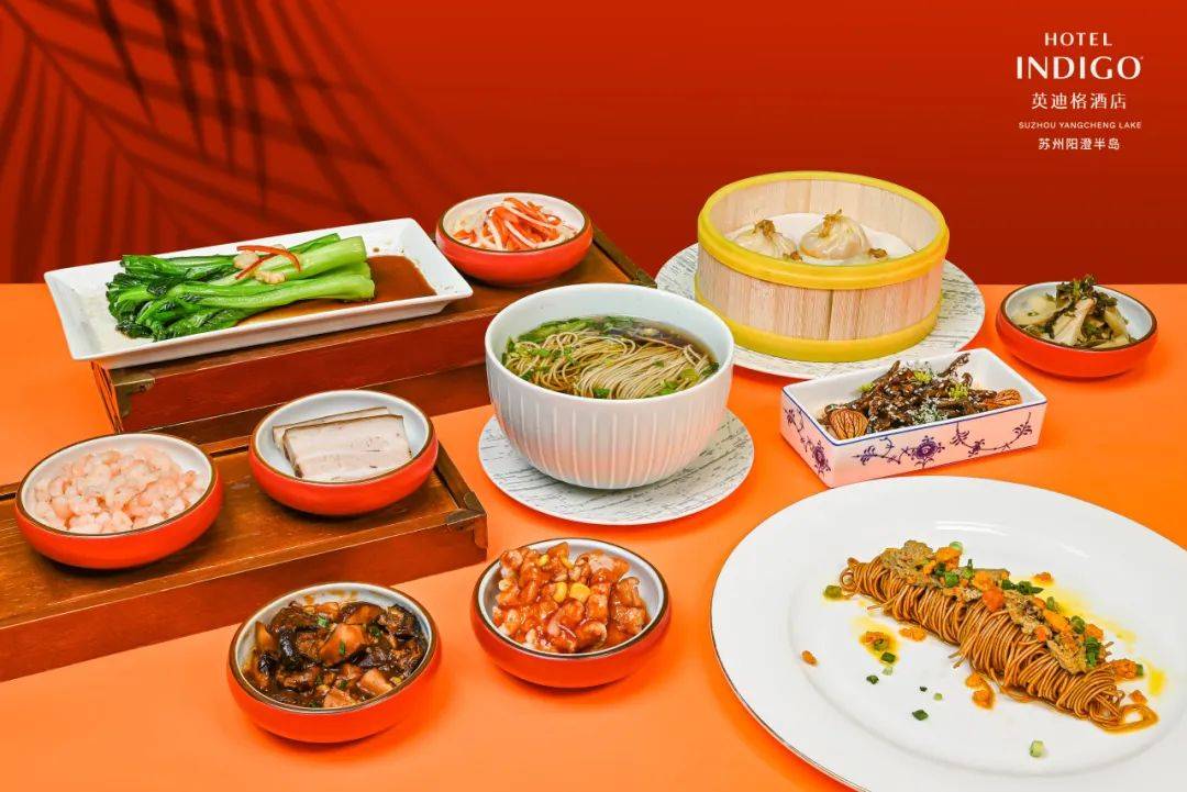 苏式红汤面*1位,蟹粉拌面*1位苏式面浇头(荤)*4小碟(虾仁,焖肉,菊花鱼