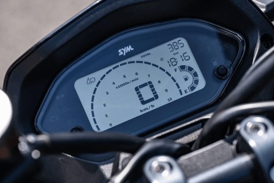 尾灯同样采用led灯具,内部有细微的纹路转折,从不同角度都可以看到