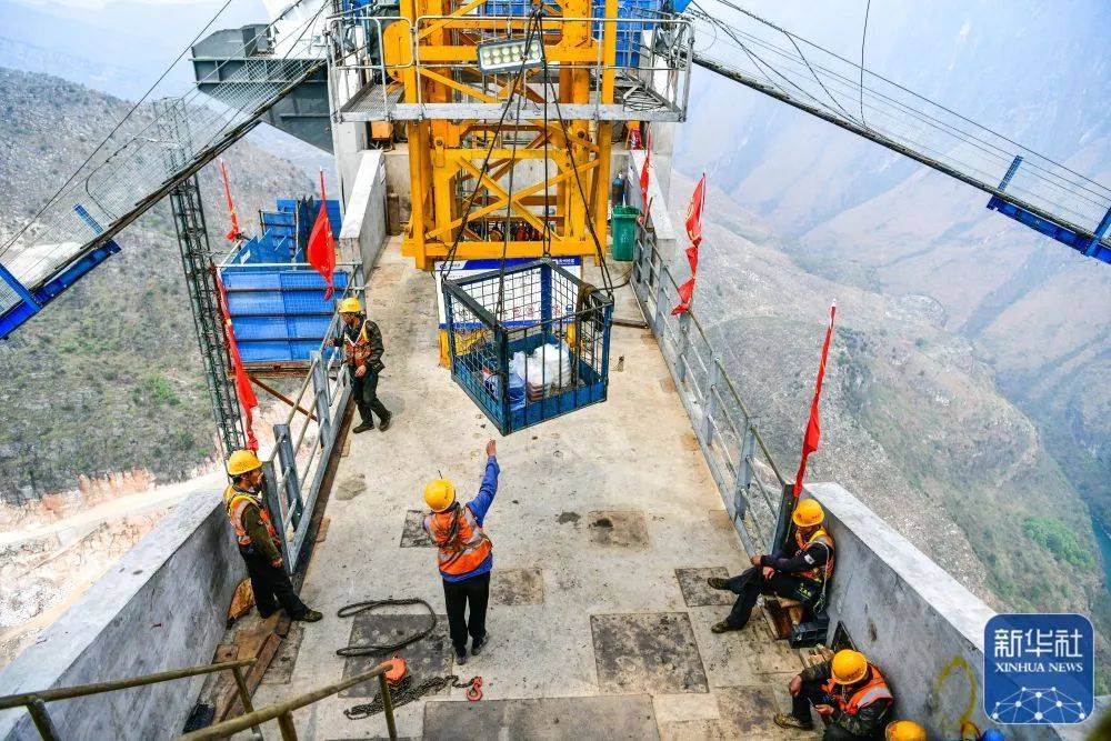花江峡谷之上600米高空建桥人